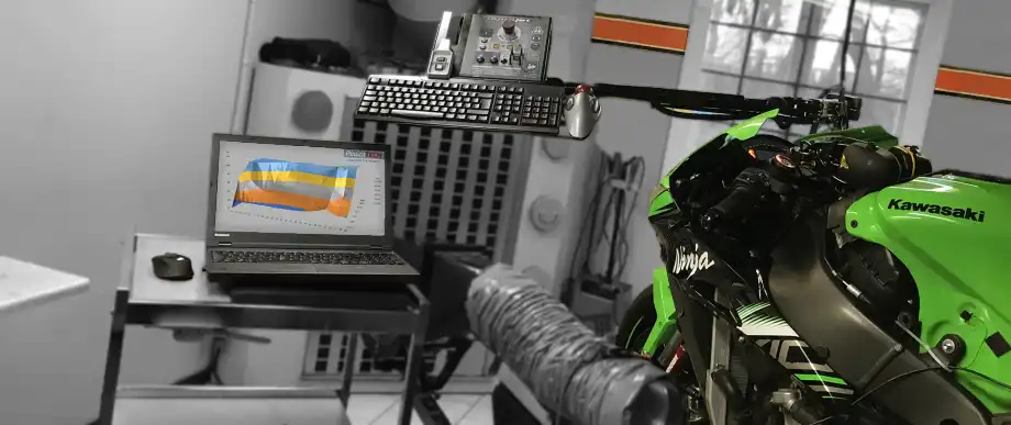 Bänkkörning på Dynojet 250i av motorcykel under övervakning av instrument och erfaren personal